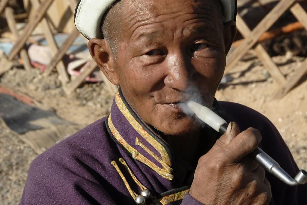 mongolie, man rookt pijp.jpg